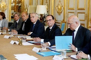 French President francois Hollande (C), Finance Minister Michel Sapin (2ndR), Foreign Minister Jean-Marc Ayrault (4thL), Defence minister Jean Yves Le Drian (3rdL) and Agriculture Minister and French government spokesman Stephane Le Foll (2ndL) attend an extraordinary weekly cabinet meeting following Britain's referendum results to leave the European Union, at the Elysee Palace in Paris, France, June 24, 2016.
