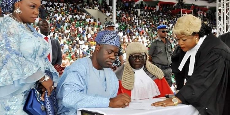 Seyi Makinde signing the oath of office