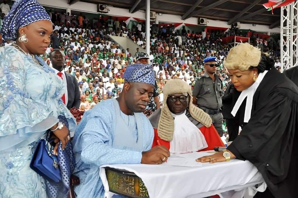 Seyi Makinde signing the oath of office