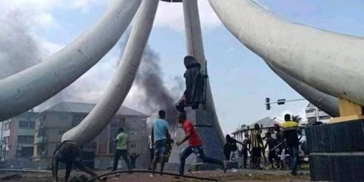 Youths burn Nnamdi Azikwe Status in Anambra