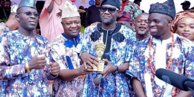 Akeem Ademola Ige receiving award at Oyo Asa Day