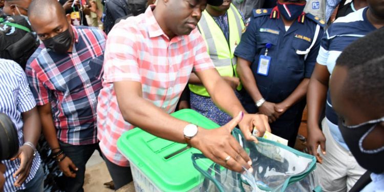 Seyi Makinde casting vote during Oyo LG Election