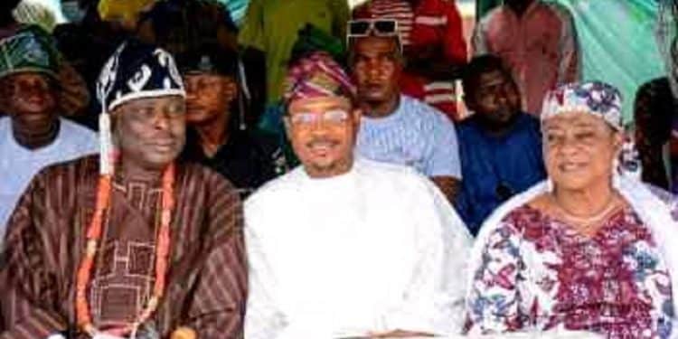 Shina Peller and other dignitaries at his Constituency Project