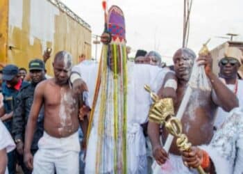 Ooni prays with Are crown at Olojo Festival 2021