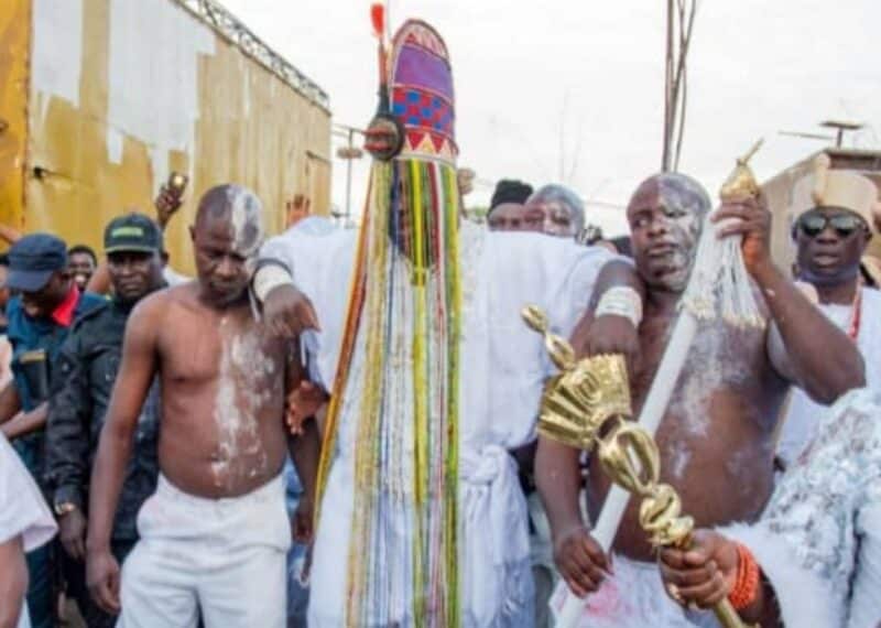 Ooni prays with Are crown at Olojo Festival 2021