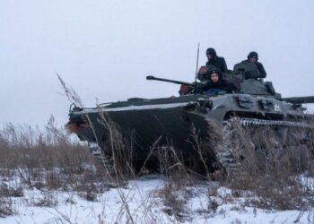 Ukrainian soldiers are facing some Russian soldiers on their borders
