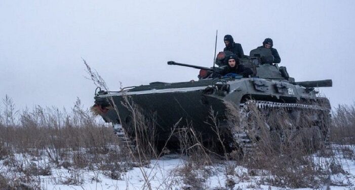 Ukrainian soldiers are facing some Russian soldiers on their borders