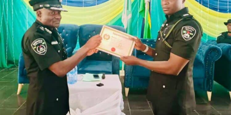 Police Officer Daniel Itse Amah Who Rejected $200000 Bribe Gets Integrity Award