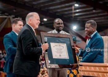 Pastor Adeboye receive Honourary Award