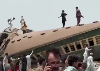 Pakistan Passenger Train Derails