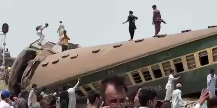 Pakistan Passenger Train Derails