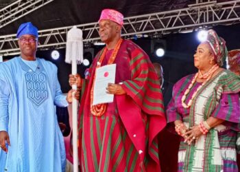Makinde presents staff of office to Soun Ogbomoso