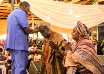 Pastor Adeboye praying for the Soun of Ogbomoso, Oba Ghandi