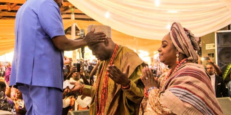 Pastor Adeboye praying for the Soun of Ogbomoso Oba Ghandi