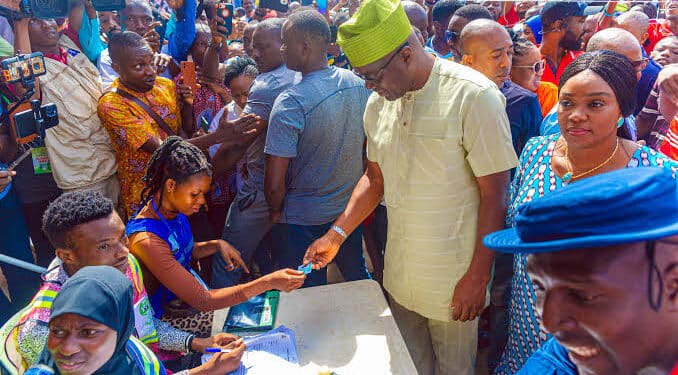 Seyi Makinde casting vote during Oyo LG Polls