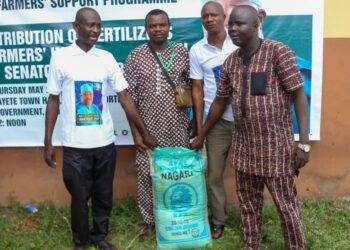 Senator Alli Distributes Bags Of Fertilizers To Boost Agriculture